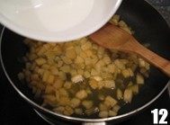 11、西式甜品店里少见的一种派【清香蜜瓜派】,蜜瓜丁煮软以后，把玉米淀粉和水调匀倒入锅中，翻炒至馅料变得浓稠。