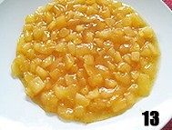 12、西式甜品店里少见的一种派【清香蜜瓜派】,关火，并倒入柠檬汁、盐、肉桂粉等调料混合均匀，派馅就做好了。做好的派馅冷却后再使用。