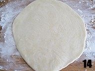 13、西式甜品店里少见的一种派【清香蜜瓜派】,将松弛好的派皮分成两份，两份的重量比为2:1。把大的那一份派皮放在案板上，用擀面杖擀成薄片。