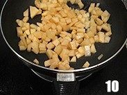 9、西式甜品店里少见的一种派【清香蜜瓜派】,倒入切好的蜜瓜丁翻炒。