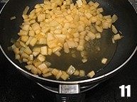 10、西式甜品店里少见的一种派【清香蜜瓜派】,稍稍翻炒后倒入细砂糖，继续翻炒。加入细砂糖后，蜜瓜丁会渐渐渗出大量水分。就着这些水，用小火慢慢的熬煮，直到蜜瓜丁变得较软。