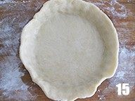 14、西式甜品店里少见的一种派【清香蜜瓜派】,把擀好的派皮铺在派盘上，用手轻压派皮，使派皮紧贴在派盘上。