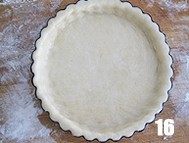 15、西式甜品店里少见的一种派【清香蜜瓜派】,用擀面杖在派盘上滚过，将多余的派皮切断。