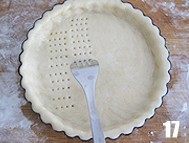 16、西式甜品店里少见的一种派【清香蜜瓜派】,用叉子在底部的派皮上均匀的叉上一些小孔，防止烤制时起鼓。