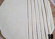 17、西式甜品店里少见的一种派【清香蜜瓜派】,把之前预留出的较小的一份派皮也擀成薄片，切成小长条做派皮的网格编织部分。