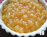 18、西式甜品店里少见的一种派【清香蜜瓜派】,在派盘里填入派馅。