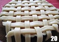 19、西式甜品店里少见的一种派【清香蜜瓜派】,用切出的小长条在派盘表面编制出交叉的网格。