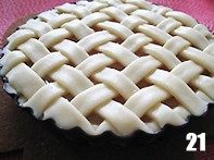 20、西式甜品店里少见的一种派【清香蜜瓜派】,用手指按压网格与派盘的交界处，使编织网格后多余的派皮掉落，并使网格与底部的派皮粘合起来。