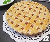 21、西式甜品店里少见的一种派【清香蜜瓜派】,在网格表面刷上一层全蛋液，烤箱预热，先以200度烤15分钟，再将温度降至175度烤20-25分钟，烤到表面微金黄色即可出炉。