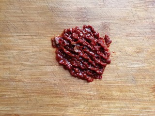 2、厨房挑战+素菜+酱爆山药片,豆瓣酱一勺,用刀剁碎;