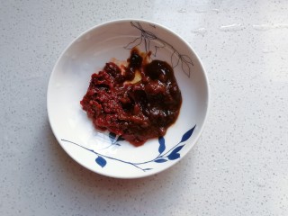 3、厨房挑战+素菜+酱爆山药片,然后装入碟子中,再加入一勺黄豆酱备用;