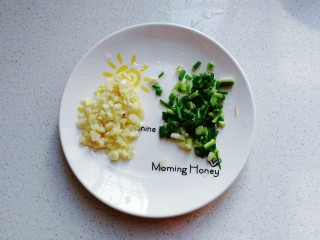 4、厨房挑战+素菜+酱爆山药片,准备葱花,蒜末备用;