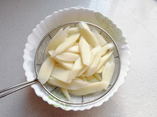 6、厨房挑战+素菜+酱爆山药片,然后将焯好水的山药片捞起过凉水冲洗几次沥干备用;