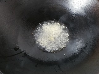 7、厨房挑战+素菜+酱爆山药片,锅中入适量油,先下蒜末煸香;