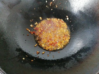 8、厨房挑战+素菜+酱爆山药片,再下入豆瓣酱和黄豆酱煸香;