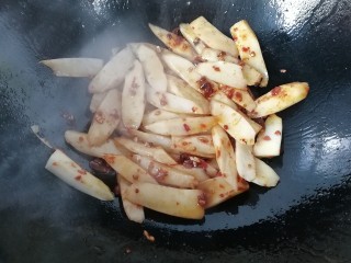 9、厨房挑战+素菜+酱爆山药片,接着倒入山药片翻炒均匀;