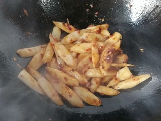 10、厨房挑战+素菜+酱爆山药片,然后调入少许盐,生抽,蚝油,白糖大火快速翻炒几下;