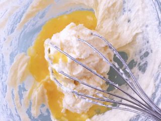 4、红枣枸杞麦芬,分次加入蛋液，每次加入后都要搅拌至完全吸收再加下一次