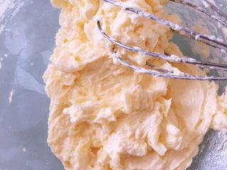 5、红枣枸杞麦芬,加好蛋液搅拌均匀的样子