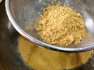 2、白糖松糕&红糖松糕,搓好后的粉状态如图