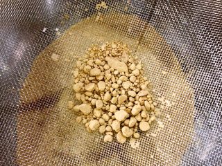 3、白糖松糕&红糖松糕,筛到后面会有很多的小团