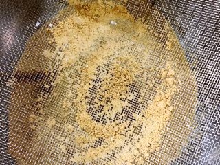 4、白糖松糕&红糖松糕,用勺子轻轻压一下即可