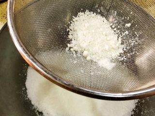 6、白糖松糕&红糖松糕,把搓好的粉用筛子过筛2-3遍