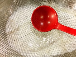 8、白糖松糕&红糖松糕,过筛好的粉就不要再去动、让粉保持松散状态待用