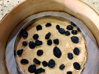 9、白糖松糕&红糖松糕,我第二层撒的红糖米粉 、再撒一层料