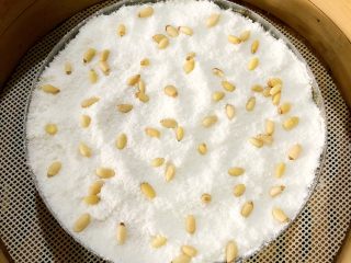 11、白糖松糕&红糖松糕,最后撒上果仁装饰