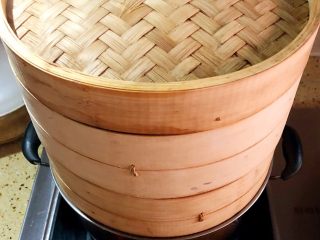 14、白糖松糕&红糖松糕,准备好蒸锅水上汽后 把蒸笼放上去