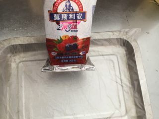 1、家庭版简易炒酸奶,取一个盘子套上保鲜袋，把酸奶倒在盘子上