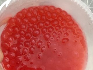 2、家庭版简易炒酸奶,挖几勺爆爆蛋均匀的撒在酸奶上，