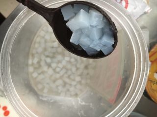 3、家庭版简易炒酸奶,同样把椰果也均匀的撒在酸奶上