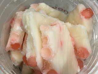 6、家庭版简易炒酸奶,成型取出切成小块就可以吃了