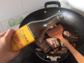 6、羊蝎子红汤面,入羊蝎子，炒入放料酒