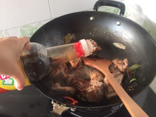 8、羊蝎子红汤面,入生抽