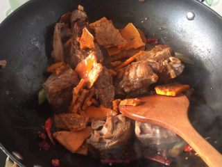 9、羊蝎子红汤面,入牛油火锅料包