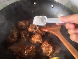 10、羊蝎子红汤面,翻炒，加2勺糖