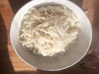 15、羊蝎子红汤面,煮好后沥干水，放碗里。