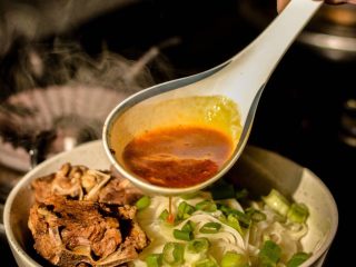 19、羊蝎子红汤面,把热汤浇到面上。