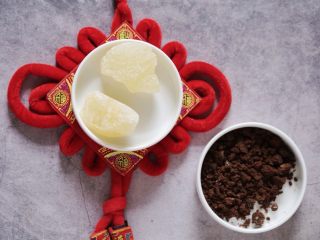 2、腊八粥,冰糖或红糖备好。