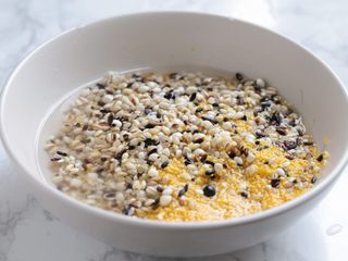 4、腊八粥,糯米、黑糯米、薏米、糙米、小米、麦仁、玉米碴提前一个小时浸泡。