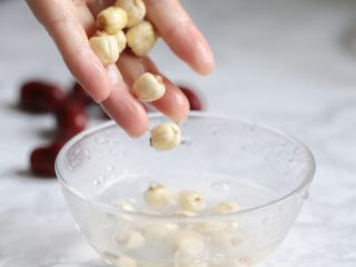 5、腊八粥,莲子去芯也提前浸泡待用。