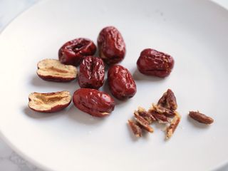 6、腊八粥,红枣去核。