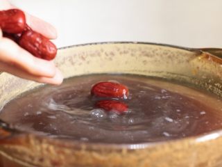 10、腊八粥,加入红枣。