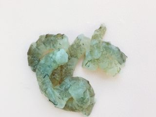 4、彩蔬鲜虾面条丸子,处理好的虾用盐搓几下用水冲洗干净