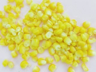 7、彩蔬鲜虾面条丸子,玉米可以剁碎也可以不剁碎(剁碎一会儿团丸子比较容易成型不容易散)