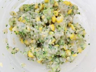 10、彩蔬鲜虾面条丸子,搅拌均匀