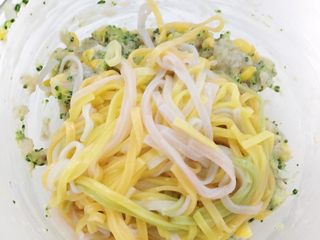 13、彩蔬鲜虾面条丸子,直接倒入搅拌好的蔬菜虾泥中混合均匀